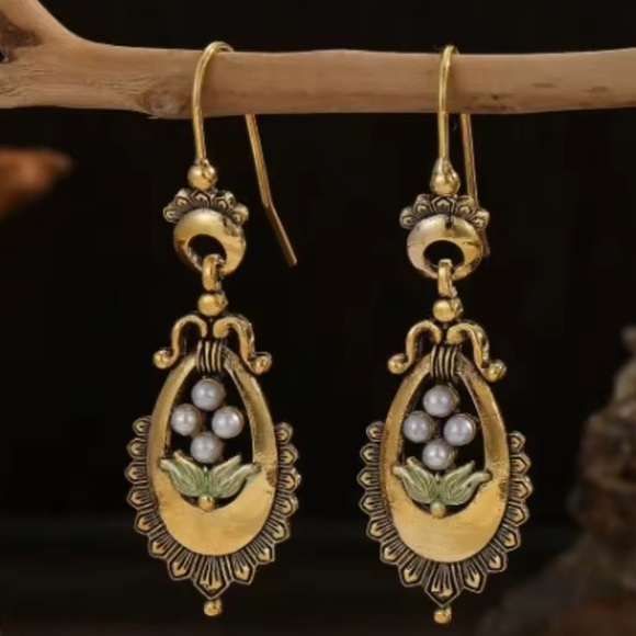 Anthropologie Jewelry - Vintage Gold Pearls & Leaf Earrings